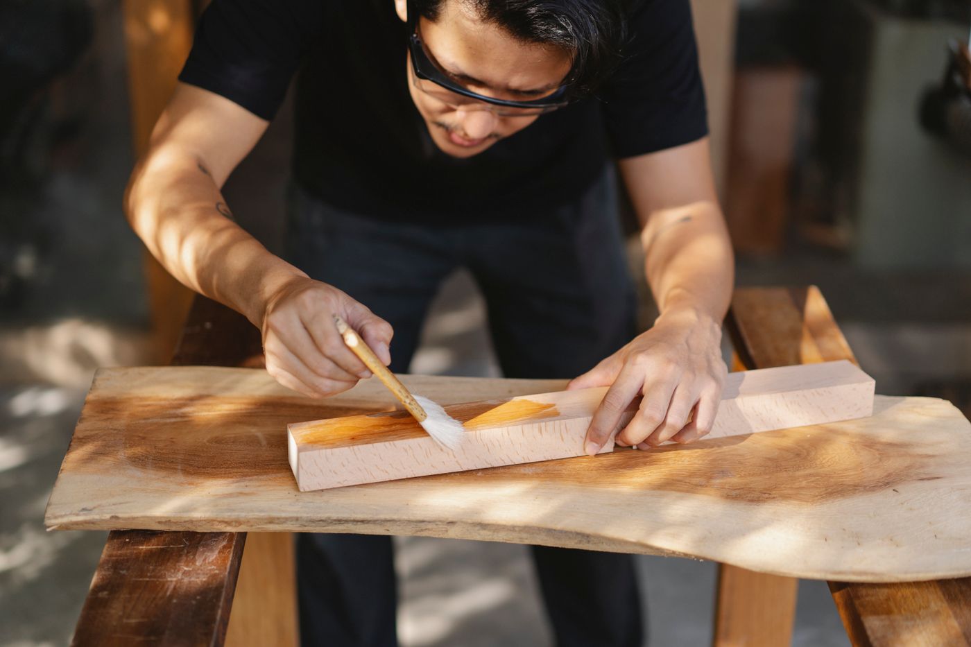 Barnizado de madera en taller